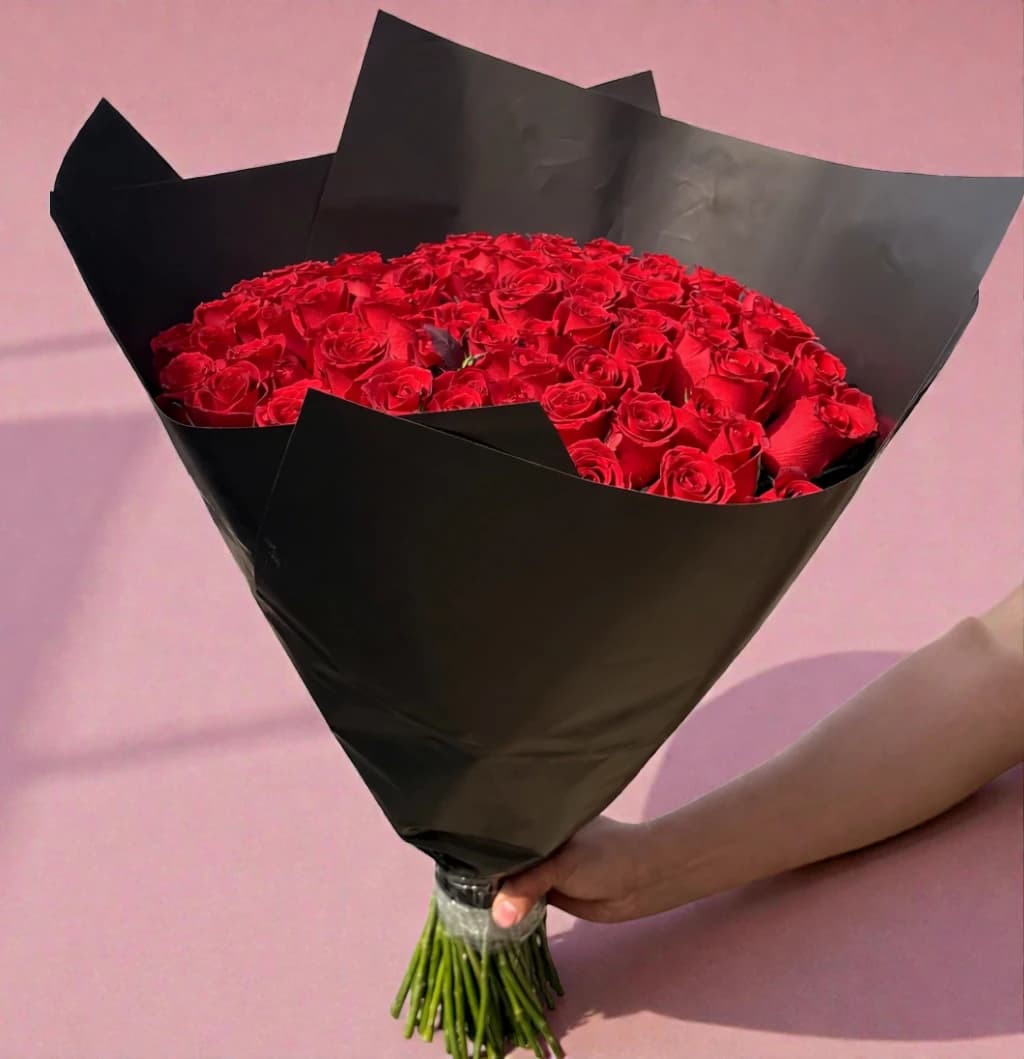Ramo de 100 Rosas Rojas – Presencia Elegante