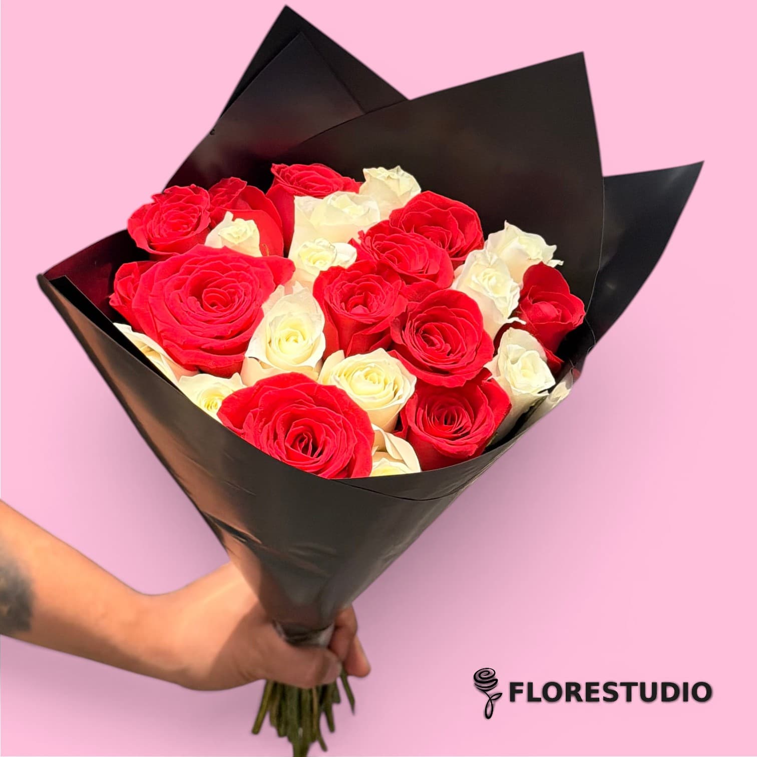 Ramo de 24 Rosas Blancas y Rojas con Papel Coreano