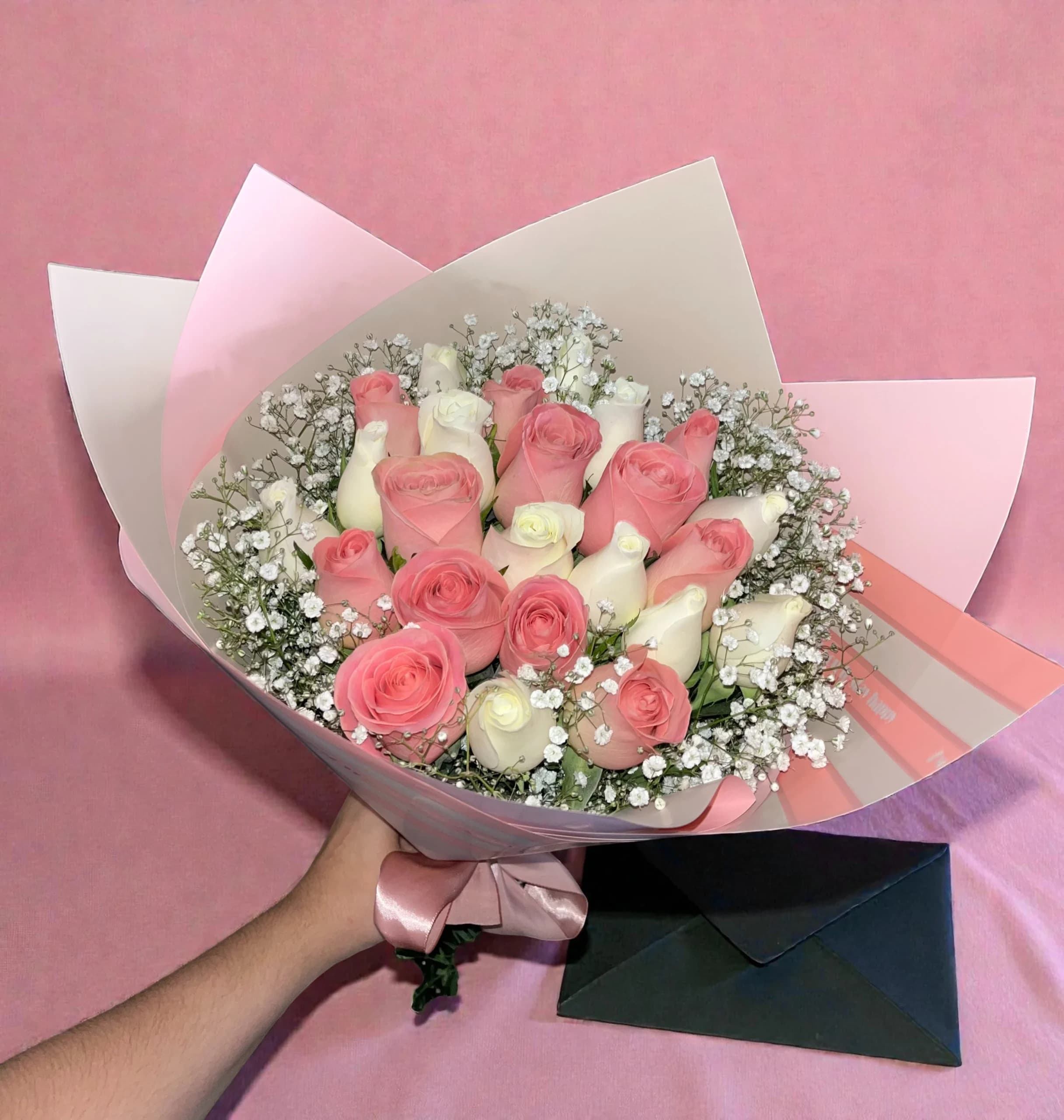 Ramo de 24 Rosas Blancas y Rosas Rosas con Gypsophilia – Dulce Armonía