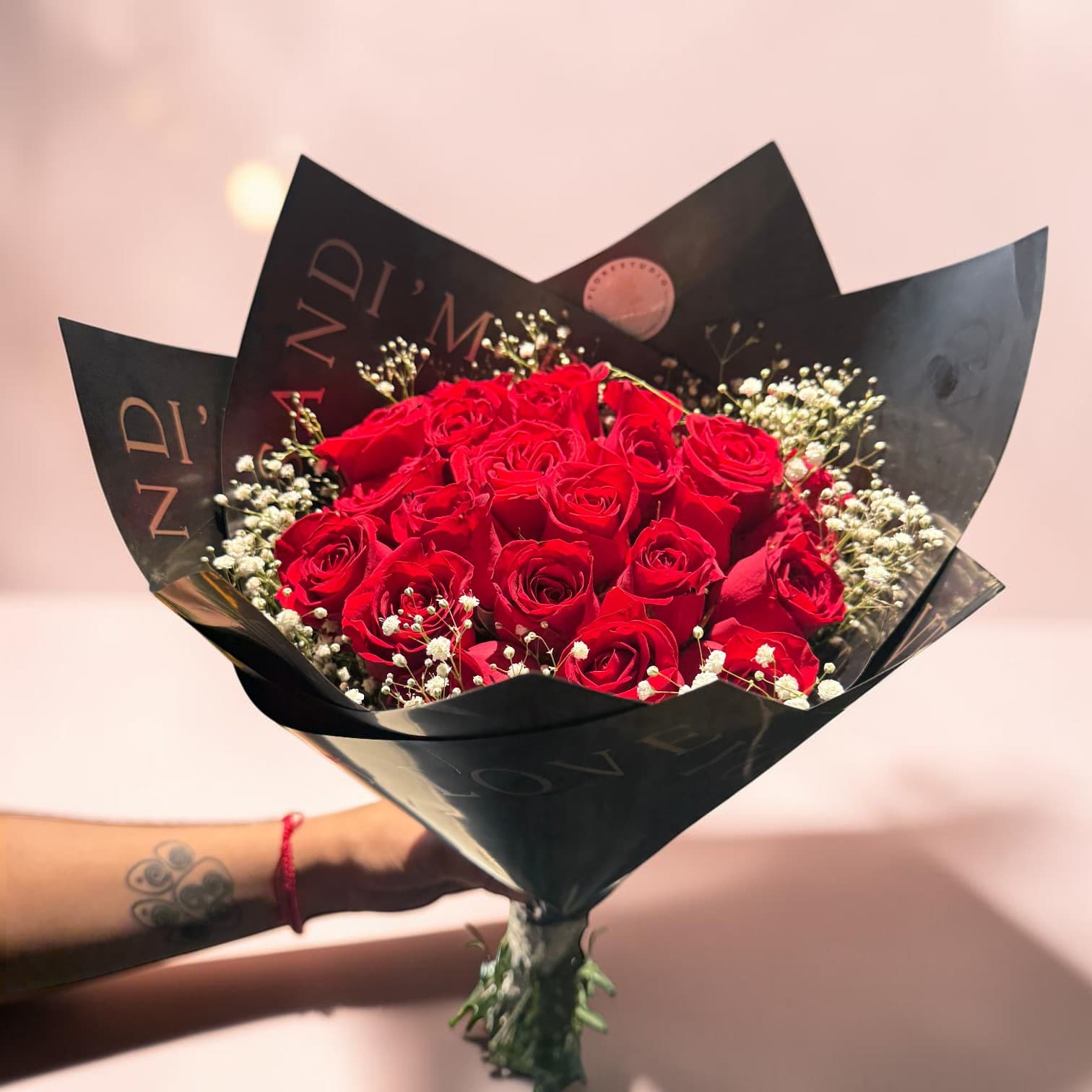 Ramo de 24 Rosas Rojas con Gypsophilia