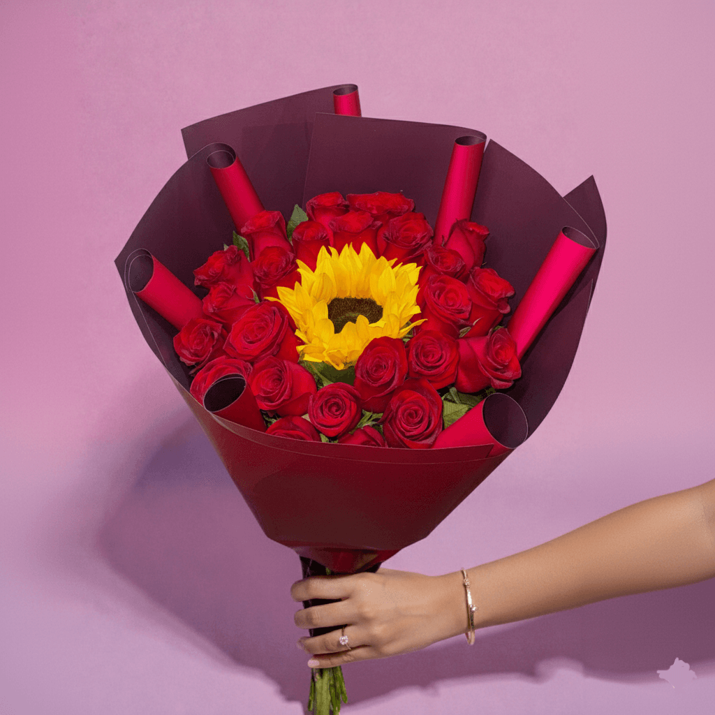Ramo de 24 Rosas Rojas y 1 Girasol – Equilibrio Natural