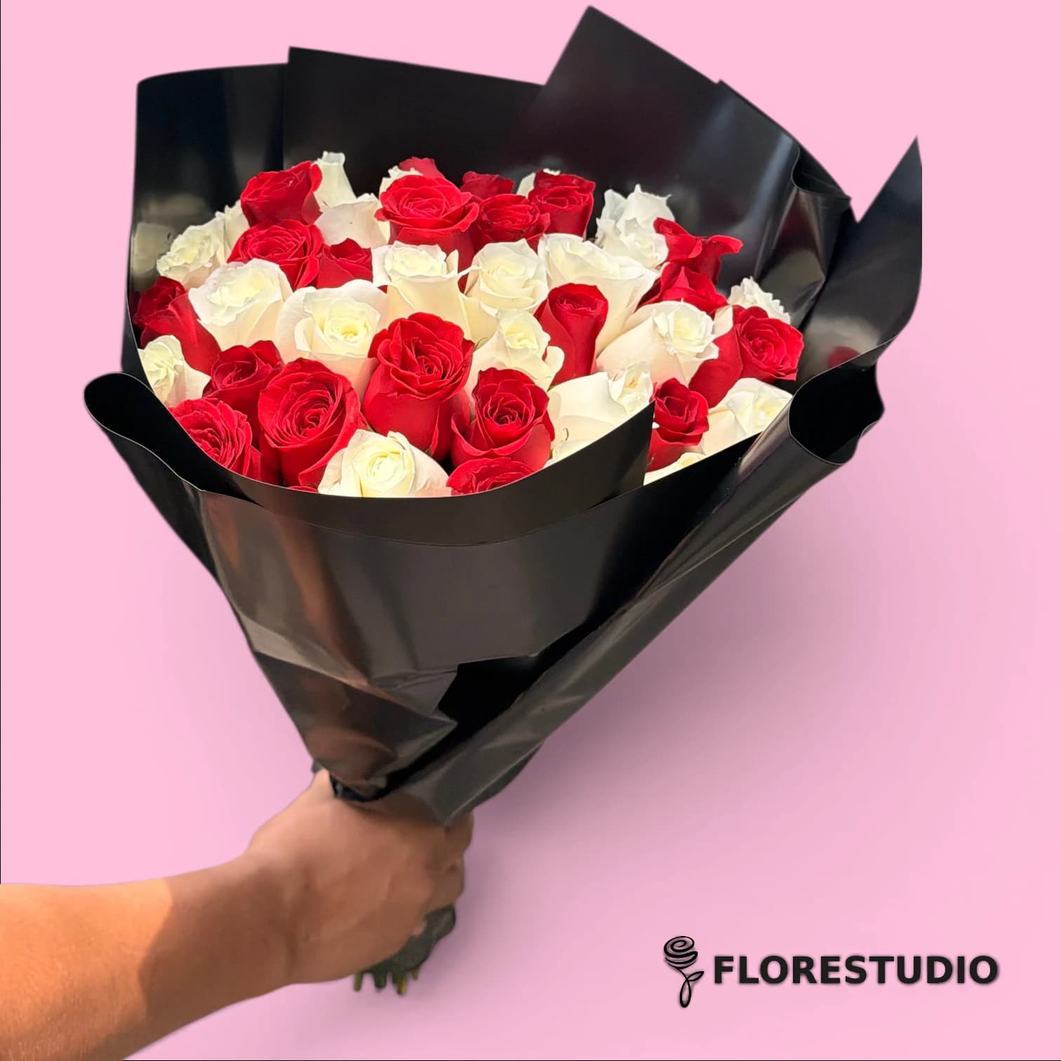 Ramo de 50 Rosas Blancas y Rojas Premium